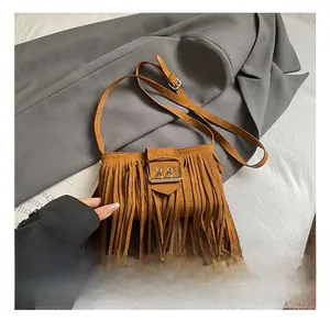 Détails d'un sac bandoulière marron à franges avec boucle en métal argenté poli