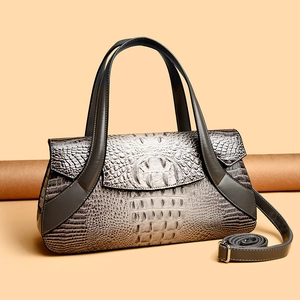 Borsa vintage con motivo coccodrillo in sfumatura tortora e tracolla rimovibile