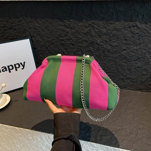 Pochette nuage en tricot rayé rose et vert avec bandoulière en chaîne argentée
