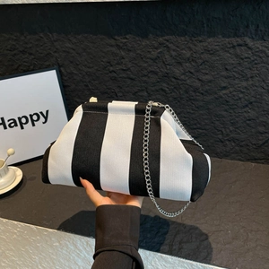 Sac nuage à rayures noires et blanches avec chaîne argentée et texture tissée