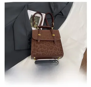 Detail des Leopard-Rucksacks mit Größenvergleich zum Smartphone für großes Fassungsvermögen