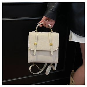 Détail du sac en cuir crème avec embossage motif léopard et finitions métalliques dorées