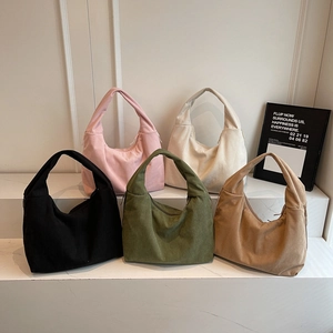 Détails de sacs à bandoulière en velours côtelé en cinq couleurs sur un présentoir