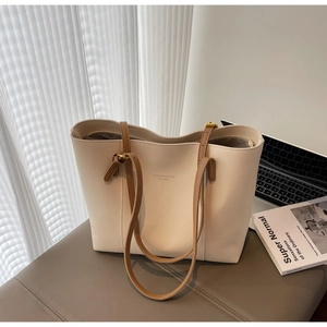 Détail du grand sac cabas en cuir PU crème avec d'élégantes bandoulières marron chic