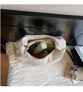 Vue intérieure d'un grand sac bandoulière en velours côtelé avec rangement spacieux