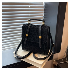 Détail du sac à dos imprimé léopard avec ferrures dorées et poignée supérieure
