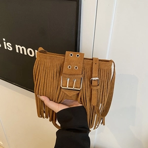 Sac à bandoulière minimaliste en daim marron avec de longues franges et boucle en métal