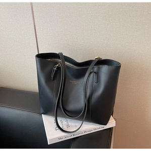 Vue détaillée du grand sac cabas noir en cuir PU mat avec lettrage doré élégant