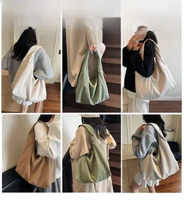 Trois couleurs de sacs portés épaule en velours côtelé présentés sur des modèles