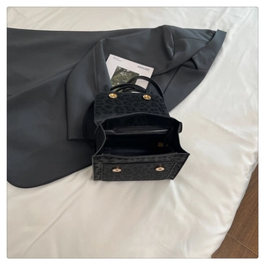 Détail intérieur du sac léopard montrant le fermoir magnétique et les compartiments