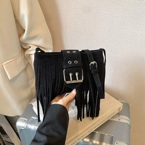 Sac à bandoulière rétro en daim noir avec franges et grande boucle métallique