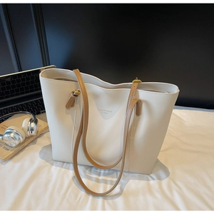 Gros plan d'un grand sac cabas à côté d'un ordinateur pour un style de vie élégant
