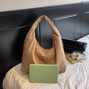 Détail du sac cabas en velours côtelé camel avec texture côtelée pour un usage quotidien