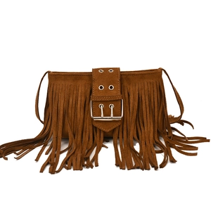 Sac bandoulière en daim marron minimaliste avec longues franges et boucle métal
