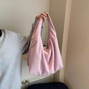 Détail du sac cabas en velours côtelé rose montrant la texture côtelée et le zip latéral