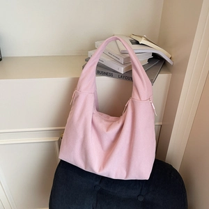 Vue détaillée du sac cabas en velours côtelé rose avec bandoulière large et douce