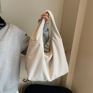 Texture détaillée du sac cabas en velours côtelé beige avec grande capacité et fermeture éclair