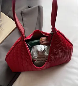 Dettaglio interno della borsa a spalla intrecciata rossa con ampio spazio interno