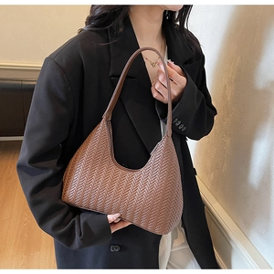 Vue détaillée du sac épaule tissé femme, sac hobo marron vintage élégant pour le travail.
