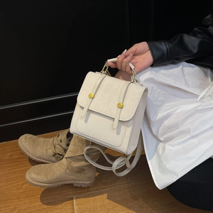 Mini sac à dos en similicuir crème avec rabat vintage et rivets dorés pour femme