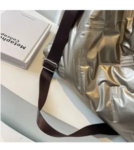 Détail du sac matelassé argenté brillant avec bandoulière réglable en tissu pour femmes