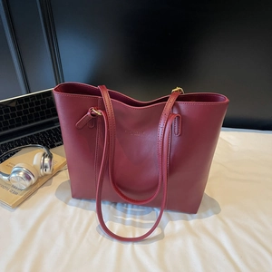 Sac fourre-tout en cuir mat bordeaux avec de longues bandoulières et un lettrage élégant