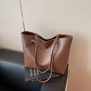 Sac cabas classique marron foncé en similicuir mat avec de longues bretelles d'épaule