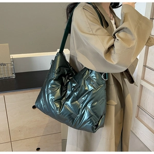Vue détaillée du sac bandoulière matelassé vert métallisé en nylon brillant et moelleux