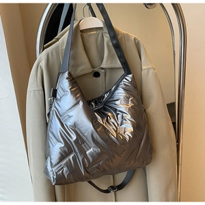 Détail du sac argenté matelassé FF sur manteau beige montrant texture et fini métallisé