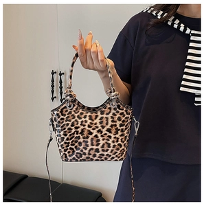 Détail du sac seau tendance à imprimé léopard avec poignée nouée et anneaux argentés