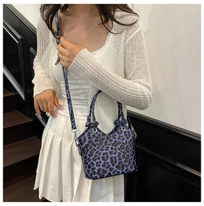 Détail du sac à main léopard bleu violet en cuir synthétique avec bandoulière