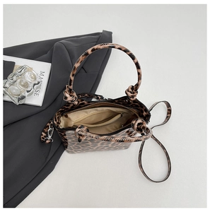 Vue détaillée de l'intérieur du sac léopard avec fermeture éclair et doublure intérieure