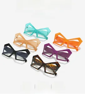 Dettaglio flat lay di occhiali cat-eye poligonali in sei vivaci colori assortiti