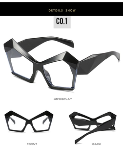Dettaglio di occhiali cat-eye neri geometrici con design delle aste sfaccettate