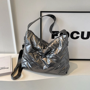 Sac à bandoulière matelassé argenté avec finition métallique et large sangle tendance
