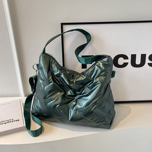 Sac à bandoulière matelassé vert foncé avec fini métallisé et sangle en nylon