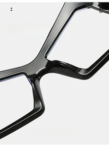 Dettaglio dei naselli integrati su occhiali cat-eye neri per il massimo comfort