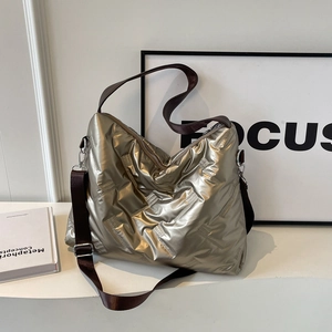 Sac fourre-tout matelassé doré champagne métallique avec bandoulière marron foncé