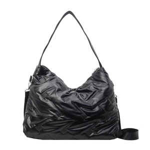 Grand sac bandoulière matelassé noir en nylon brillant pour un look d'hiver tendance
