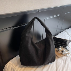 Sac fourre-tout minimaliste en velours côtelé noir avec tissu côtelé et large bandoulière