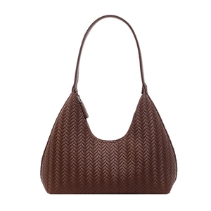 Sac porté épaule tissé pour femme, sac hobo croissant en cuir marron classique pour le quotidien.