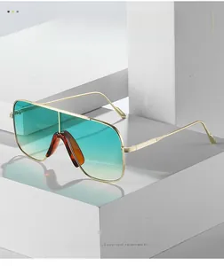 Gros plan de lunettes de soleil carrées surdimensionnées avec monture en métal doré