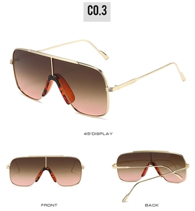 Affichage en trois vues de lunettes de soleil carrées avec monture dorée et verres dégradés