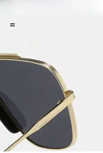 Détail macro de la monture de lunettes de soleil en métal doré avec finition texturée