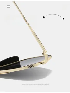 Vue macro de la charnière en métal durable sur des lunettes de soleil carrées dorées