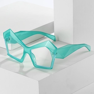 Occhiali da sole oversize cat-eye poligonali con montatura verde menta trasparente
