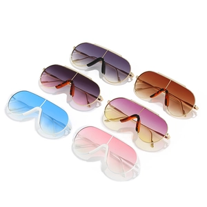 Oversized aviator sunglasses set with gradient lenses and slim metal frames for a retro style