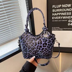 Sac à main léopard violet brillant avec poignée nouée et bandoulière amovible élégante