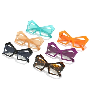 Occhiali anti-luce blu stile cat-eye e poligonali in sei colori vivaci e montatura grande