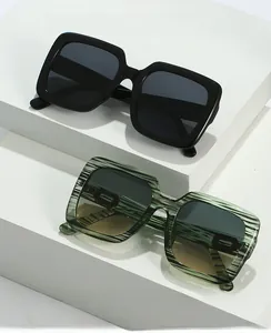 Détails des lunettes de soleil carrées surdimensionnées en noir brillant et vert rayé